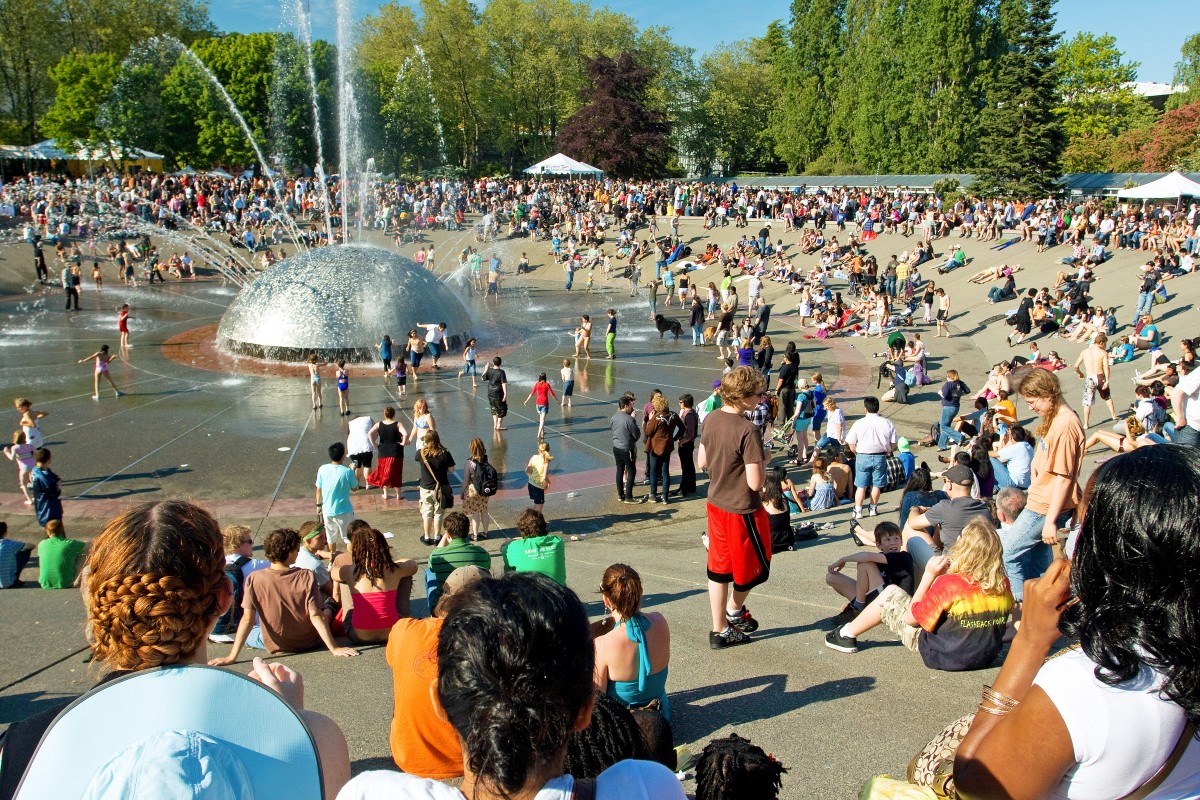Viele Leute sammeln sich bei
