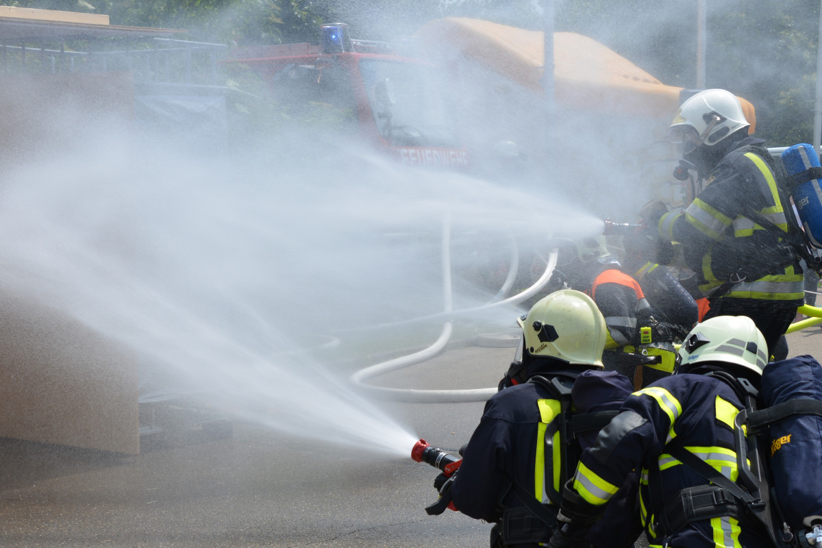 Feuerwehr löscht Feuer mit Wasser